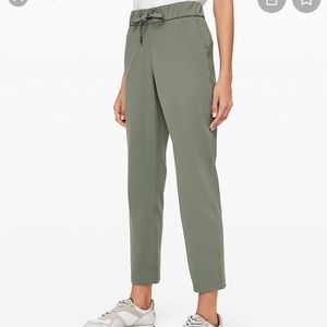 Lululemon on the fly 7/8 woven pants